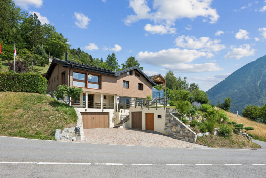 façade avec garage intégré, mountain view, vue sur la montagne, property visible, et escaliers