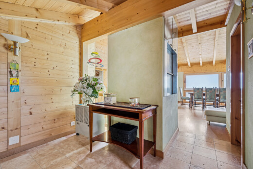 couloir avec plafond à poutres, beamed ceiling, dated wood wall, mur en bois, et wood wall