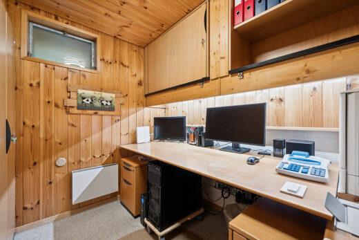 bureau avec wood wall, mur en bois, télévision, dated wood wall, et wood ceiling