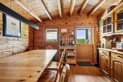 salle à manger avec plafond en bois, wood ceiling, plafond à poutres, beamed ceiling, et hardwood floor