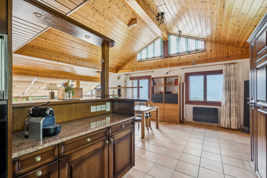cuisine avec high end ceiling, two heights countertops, raised cabinets, armoires élevées, et light floor
