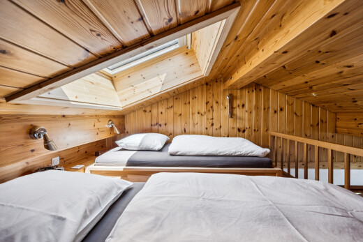 chambre avec puits de lumière, dated wood wall, high end ceiling, mur en bois, et wood wall