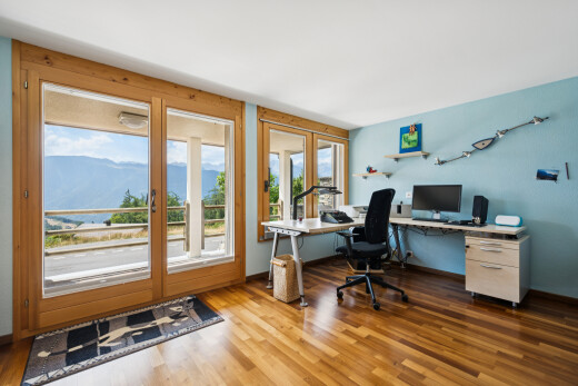bureau avec sol en finition bois, wood finish floor, cloison sèche, drywall, et télévision
