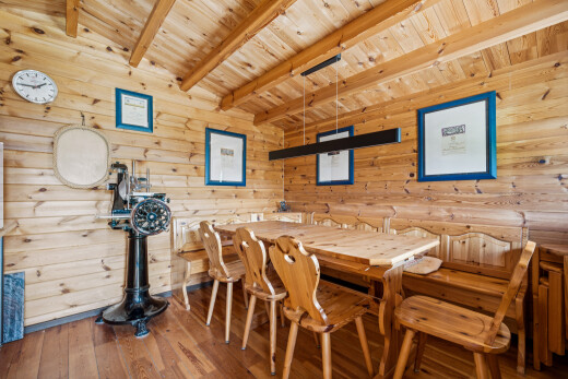 salle à manger avec beamed ceiling, plafond à poutres, wood ceiling, plafond en bois, et wood finish floor