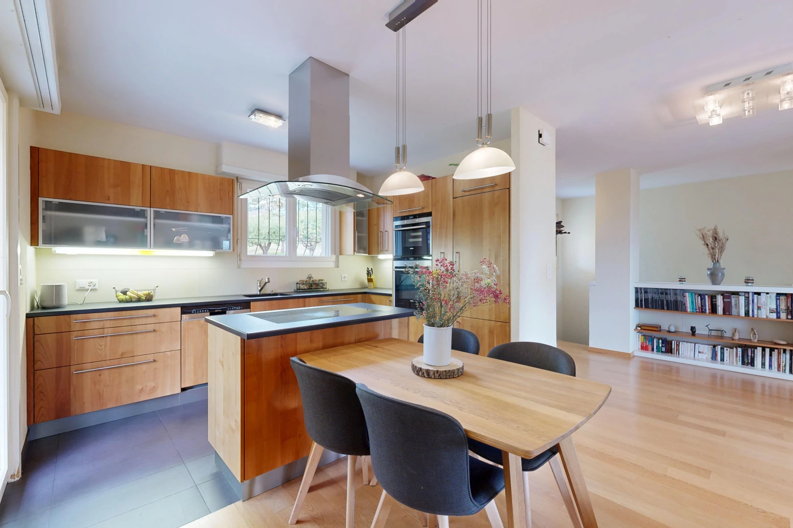 cuisine avec hotte, dark countertops, plans de travail, kitchen island, et îlot de cuisine