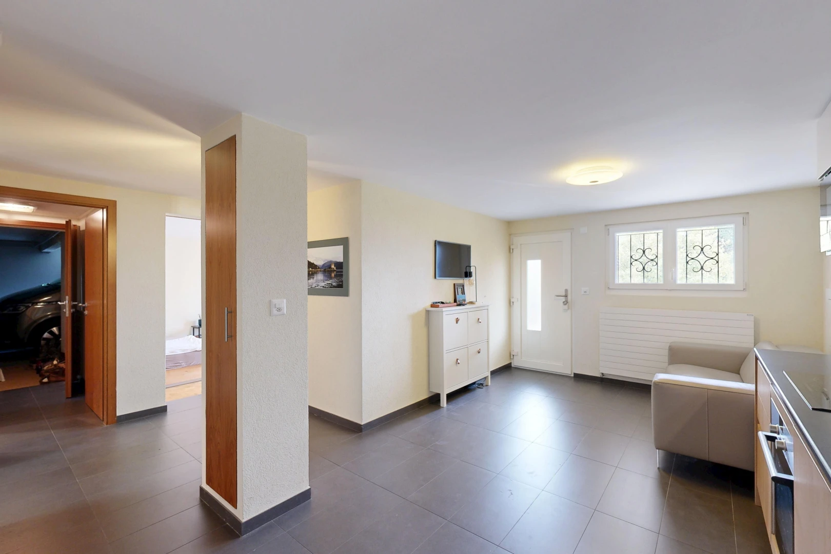 espace intérieur avec dark floor, radiateur, baseboards wall, plinthes murales, et drywall