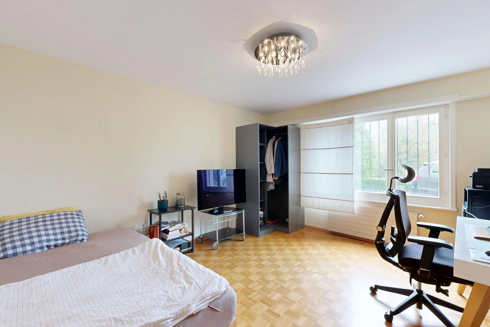 chambre avec espace bureau, wood finish floor, sol en finition bois, drywall, et cloison sèche