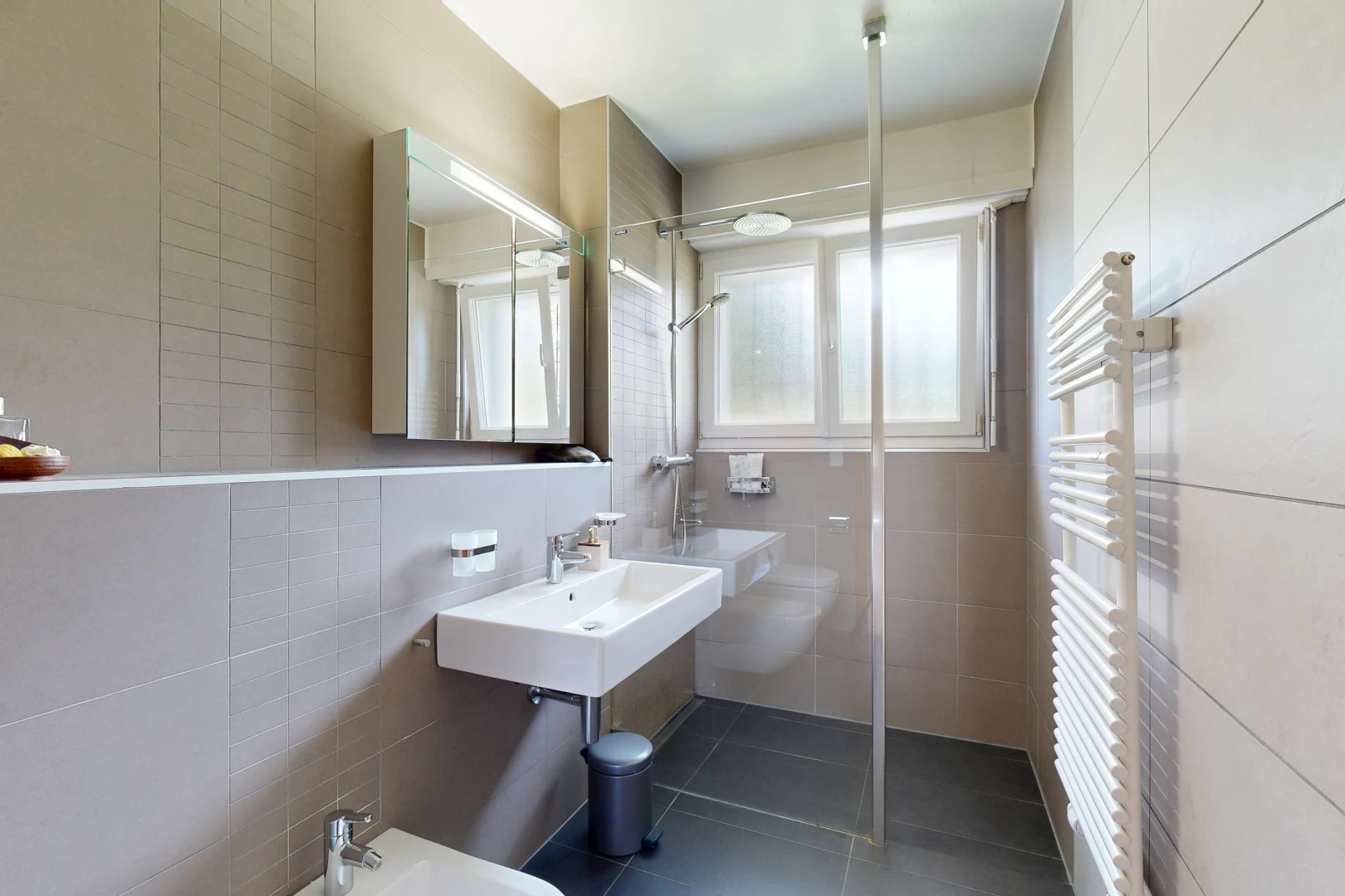 salle de bains avec douche, salle de bain complète, miroir, sol en carrelage, et tile floor