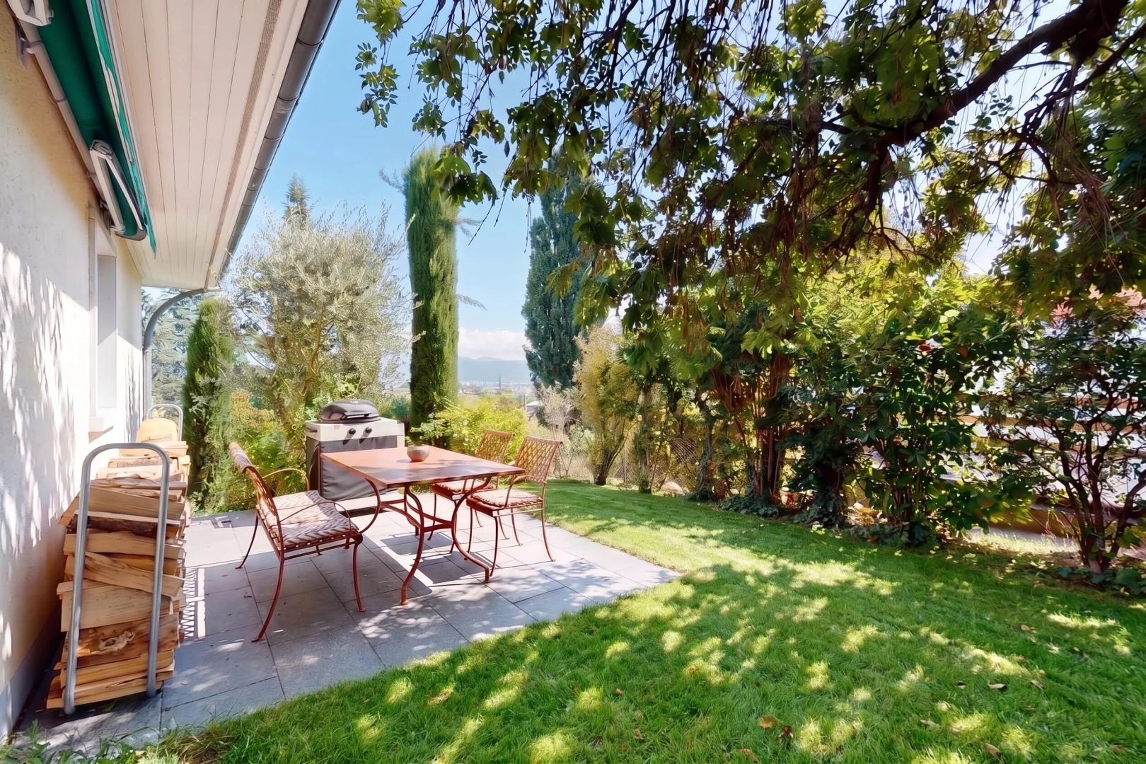 terrasse avec pelouse, terrasse, from property, et day time