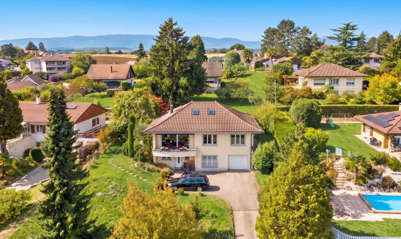 façade avec balcon, property visible, garage intégré, allée, et toit en tuiles