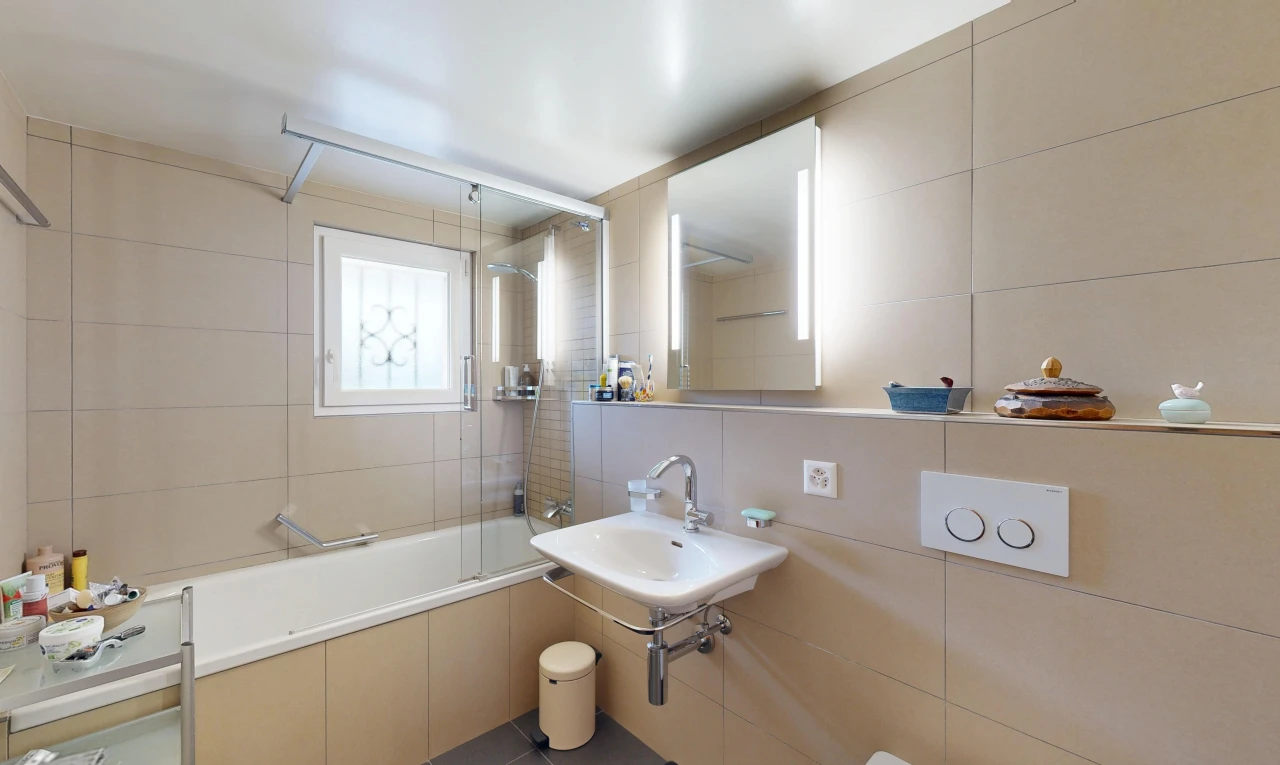 salle de bains avec douche-bain combinés, tile wall, mur en carrelage, salle de bain complète, et miroir