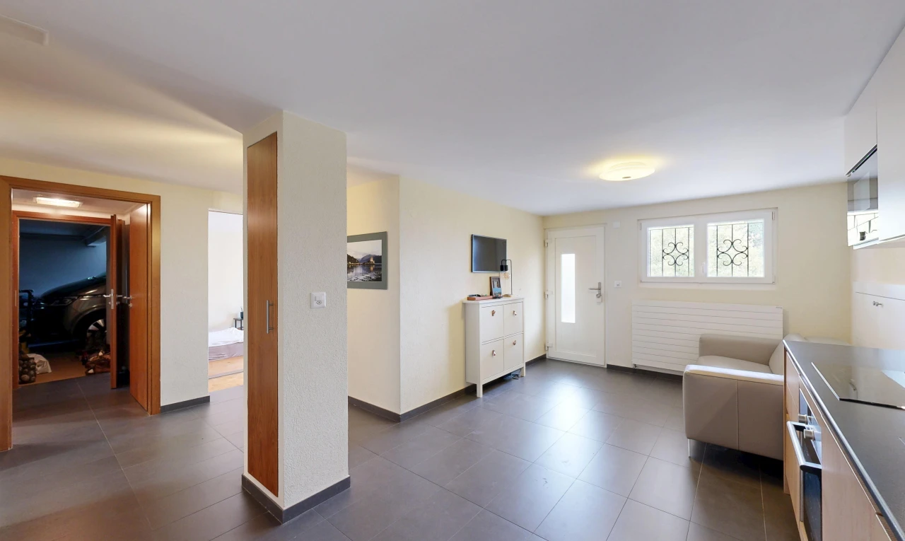 espace intérieur avec dark floor, radiateur, baseboards wall, plinthes murales, et drywall