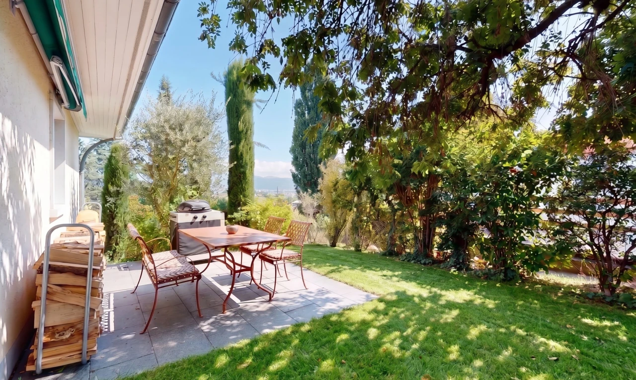 terrasse avec pelouse, terrasse, from property, et day time