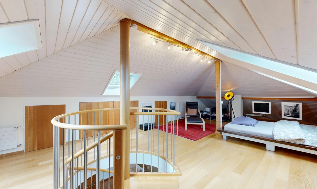 chambre avec escaliers, plafond voûté, vaulted ceiling, sol en finition bois, et wood finish floor
