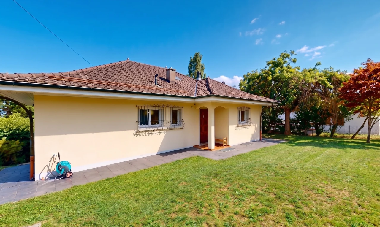 façade avec toit en tuiles, property visible, pelouse, from property, et bardage en stuc