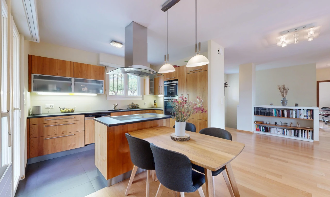 cuisine avec hotte, dark countertops, plans de travail, kitchen island, et îlot de cuisine