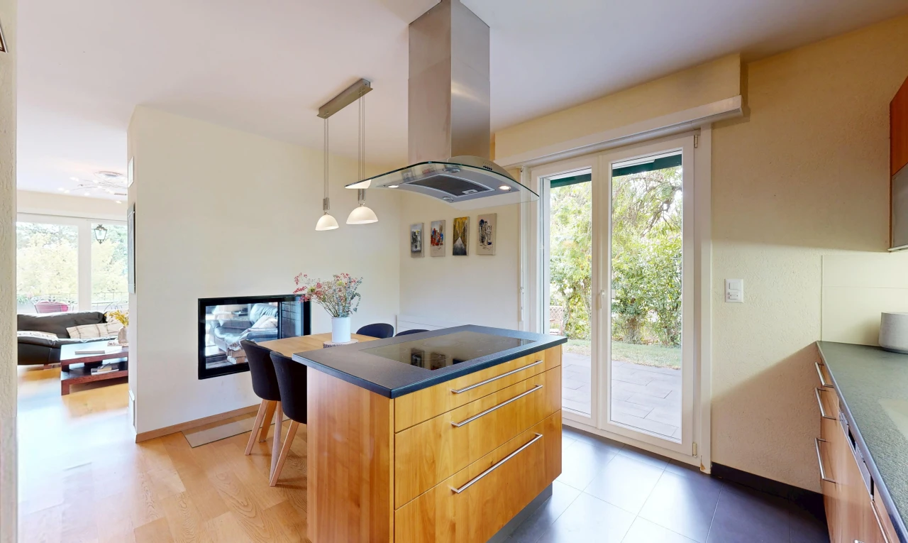 cuisine avec hotte, plans de travail, dark countertops, armoires à panneau plat, et flat panel cabinets