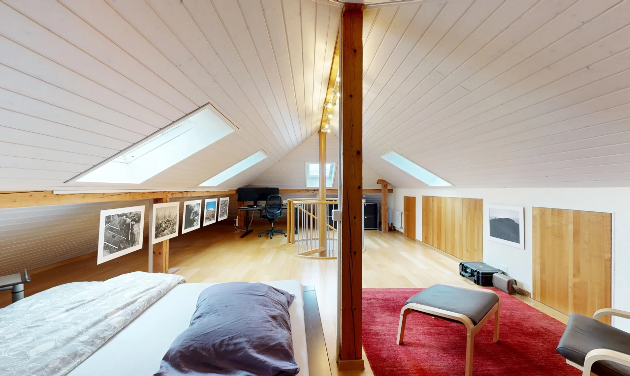 chambre avec vaulted ceiling, plafond voûté, low ceiling, plafond bas, et espace bureau