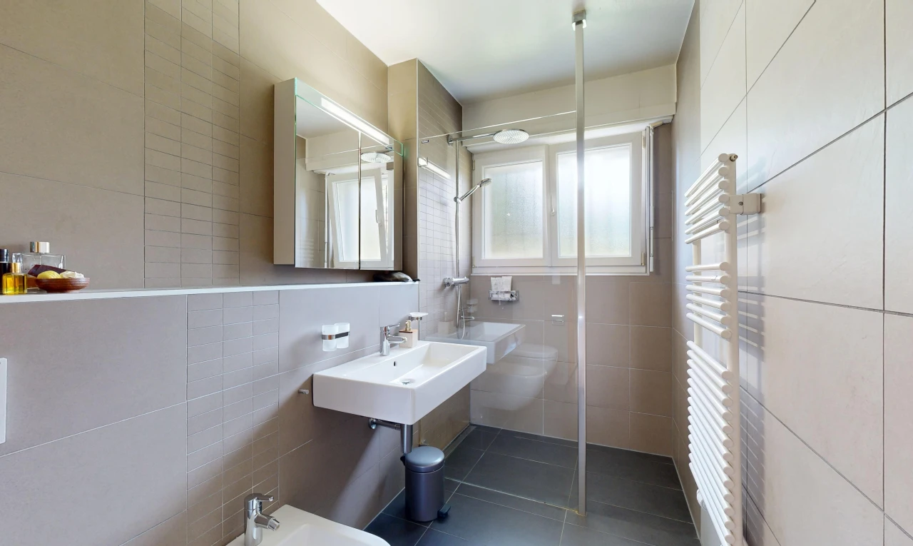 salle de bains avec douche, salle de bain complète, miroir, sol en carrelage, et tile floor