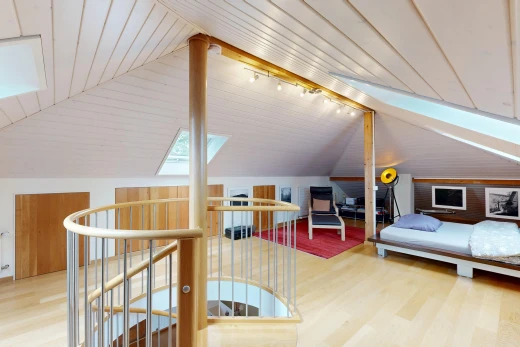 chambre avec escaliers, plafond voûté, vaulted ceiling, sol en finition bois, et wood finish floor