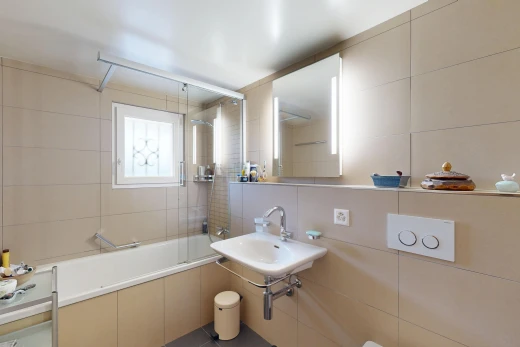 salle de bains avec douche-bain combinés, tile wall, mur en carrelage, salle de bain complète, et miroir