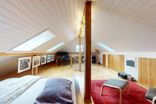 chambre avec vaulted ceiling, plafond voûté, low ceiling, plafond bas, et espace bureau