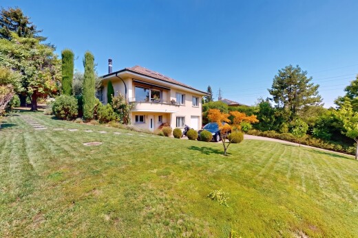 façade avec pelouse, property visible, day time, balcon, et from property