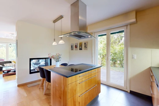 cuisine avec hotte, plans de travail, dark countertops, armoires à panneau plat, et flat panel cabinets