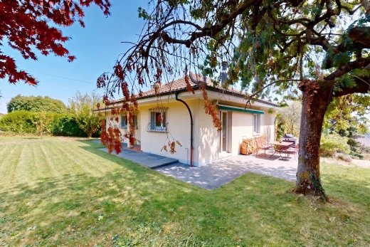 façade avec property visible, pelouse, from property, bardage en stuc, et day time