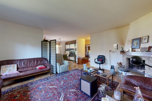 wohnzimmer mit inside property, natürliches licht, natural light, kamin, und fliesenboden