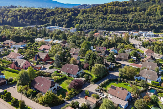 blick auf die berge mit residential view, wohngebietblick, day time, aerial view, und forest view