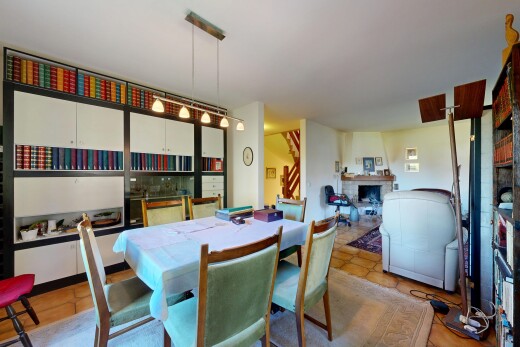 esszimmer mit kamin, gipskartonwand, drywall, inside property, und fliesenboden