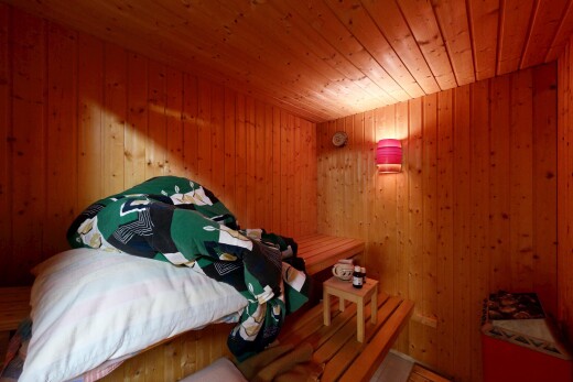 zimmer / schlafzimmer mit sauna, holzwand, wood wall, inside property, und holzdecke