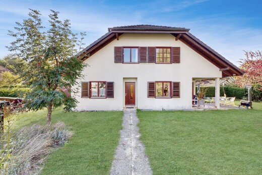 außenansicht mit property visible, stuckverkleidung, rasen, day time, und terrasse