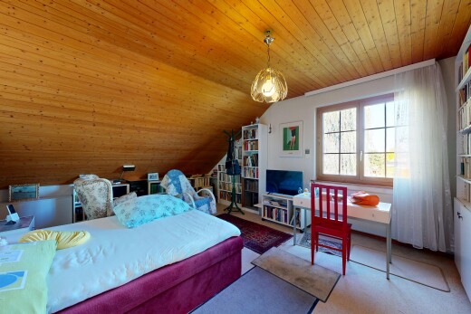zimmer / schlafzimmer mit dachschräge, vaulted ceiling, niedrige decke, low ceiling, und natürliches licht