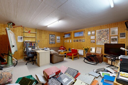 büro mit inside property, bürobereich, fernseher, holzwand, und wood wall