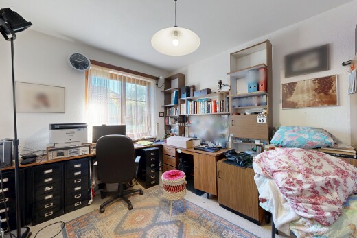 büro mit inside property, natürliches licht, natural light, fernseher, und bürobereich