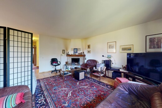 wohnzimmer mit fernseher, inside property, gipskartonwand, drywall, und kamin