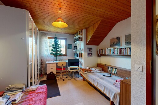 zimmer / schlafzimmer mit inside property, natürliches licht, natural light, fernseher, und holzdecke