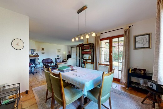 esszimmer mit inside property, gipskartonwand, drywall, natürliches licht, und natural light