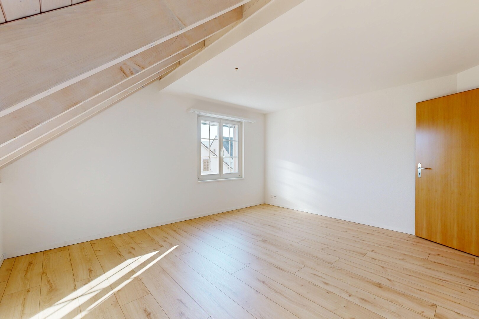 pièce vide avec wood finish floor, sol en finition bois, inside property, light floor, et drywall