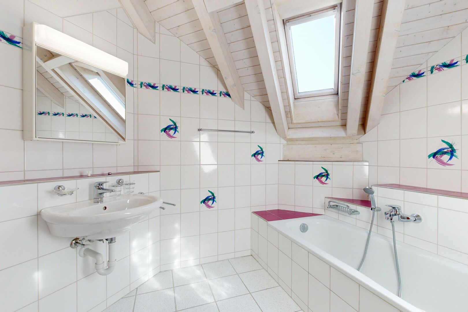 salle de bains avec mur en carrelage, tile wall, sol en carrelage, tile floor, et miroir