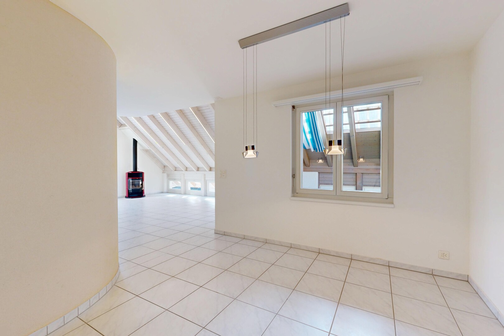 pièce vide avec lumière naturelle, natural light, plafond voûté, vaulted ceiling, et inside property