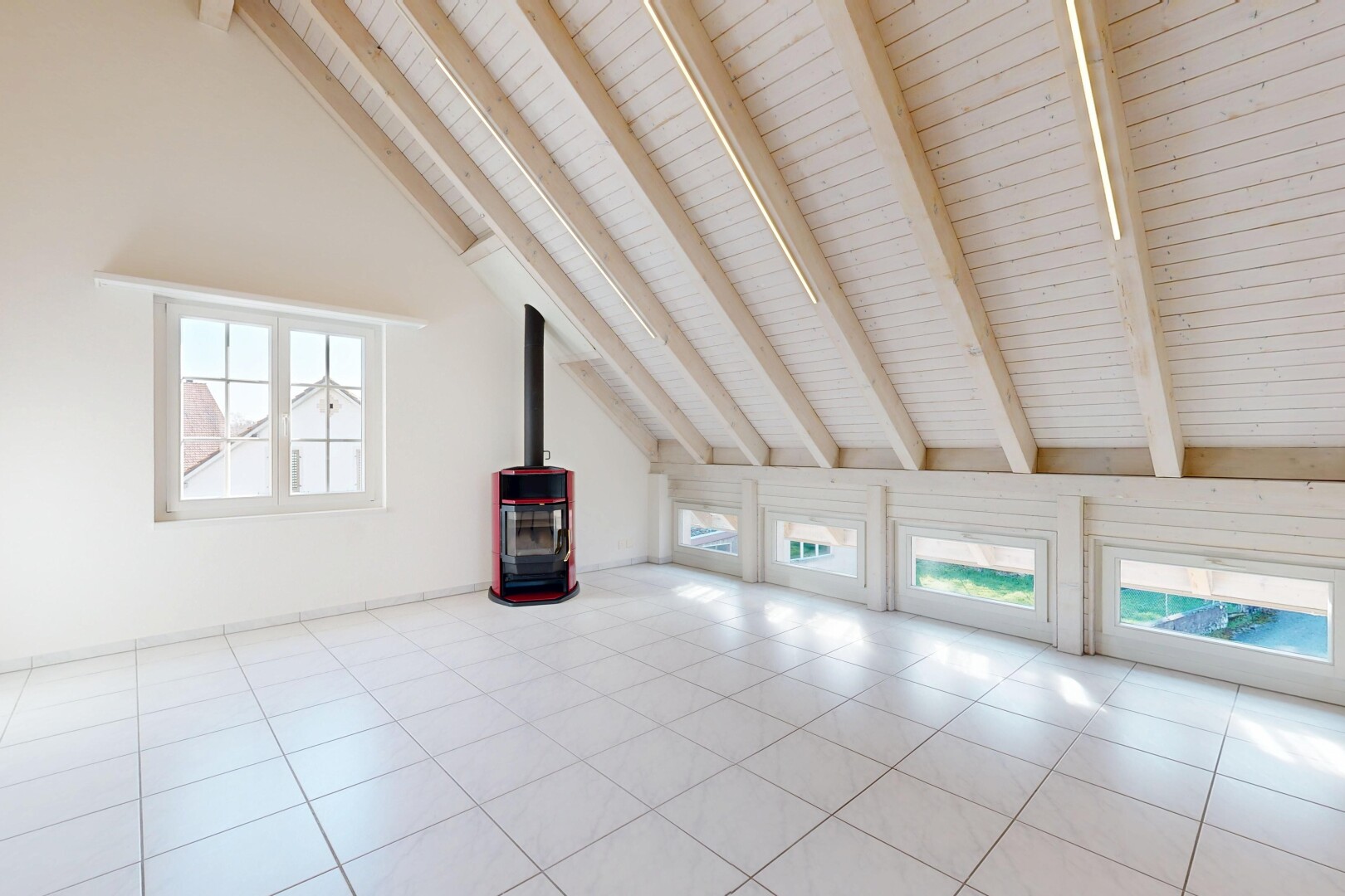 pièce vide avec beamed ceiling, plafond à poutres, high ceiling, plafond haut, et natural light