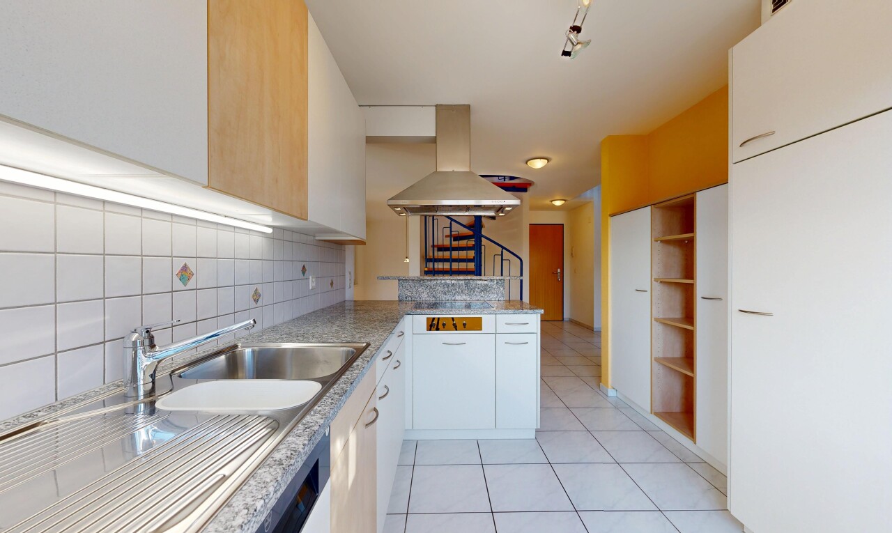 cuisine avec hotte, light floor, évier, sol en carrelage, et tile floor