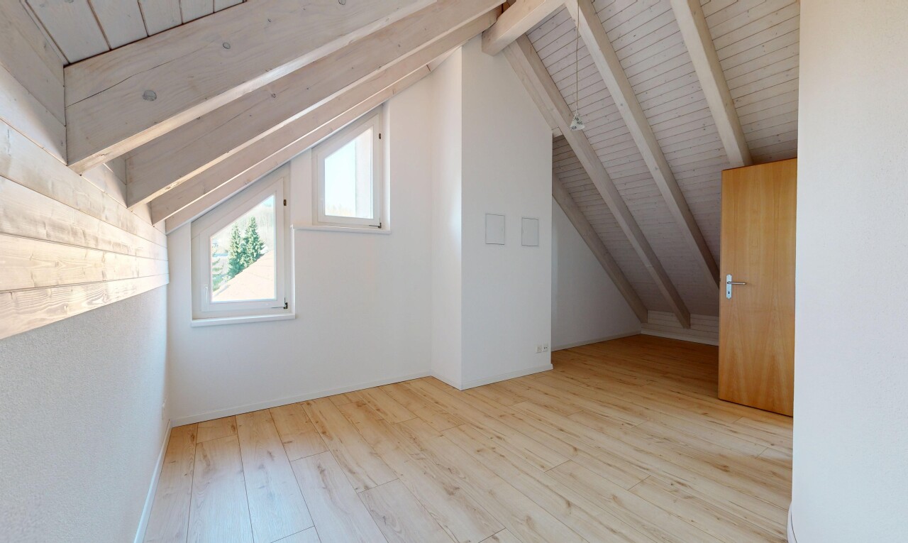 pièce vide avec sol en finition bois, wood finish floor, plafond à poutres, beamed ceiling, et inside property