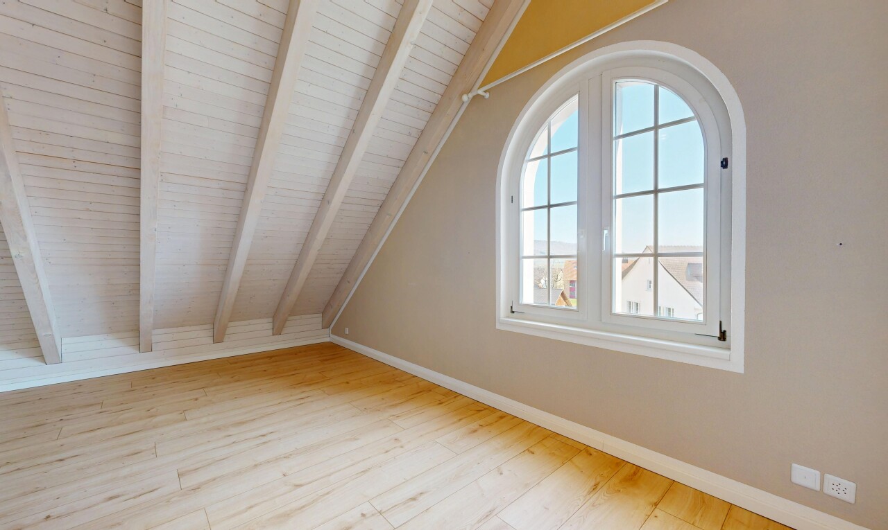 pièce vide avec plafond à poutres, beamed ceiling, plafond voûté, vaulted ceiling, et day time