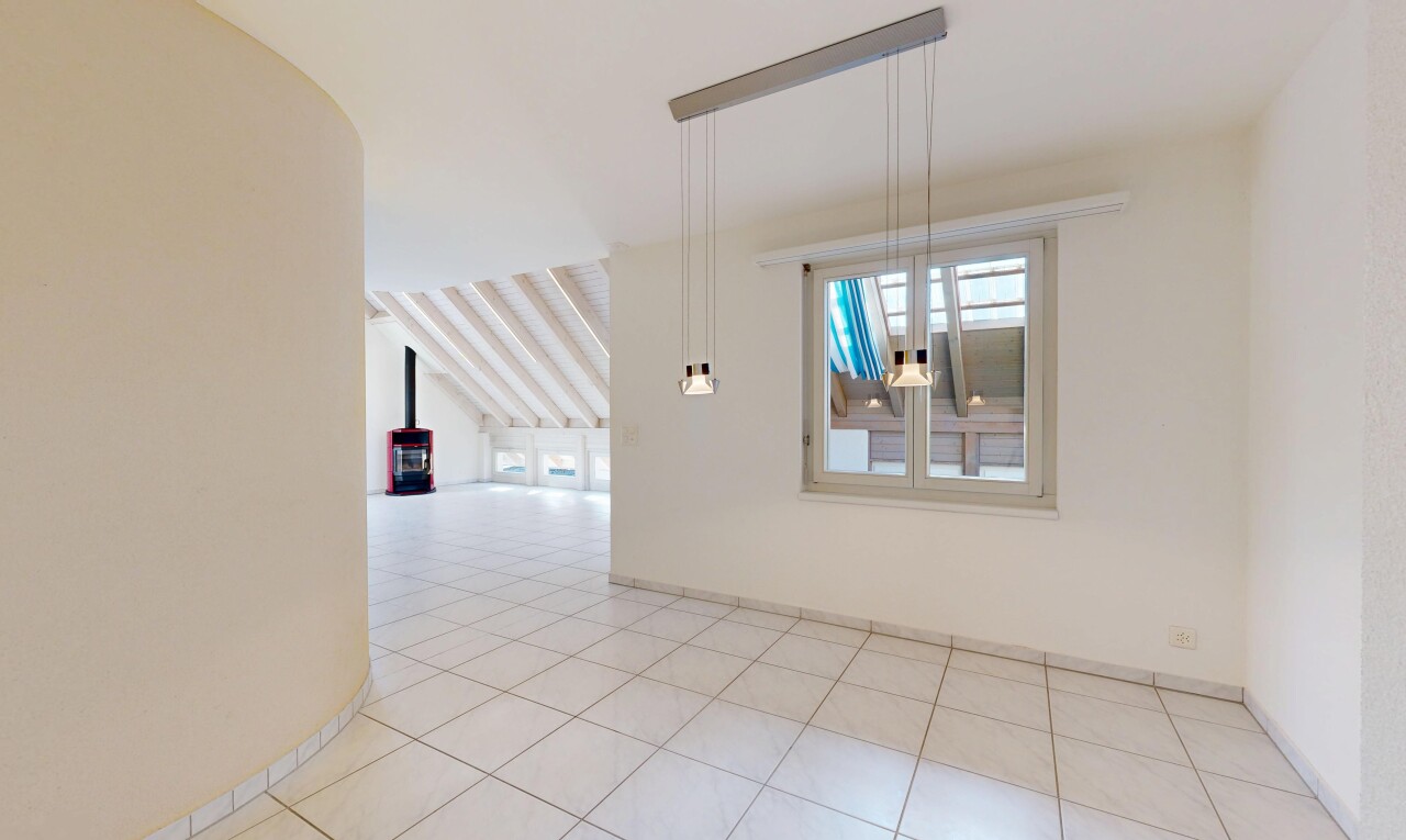 pièce vide avec lumière naturelle, natural light, plafond voûté, vaulted ceiling, et inside property