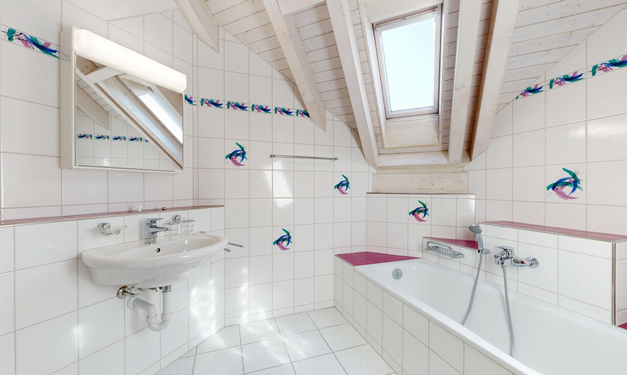 salle de bains avec mur en carrelage, tile wall, sol en carrelage, tile floor, et miroir