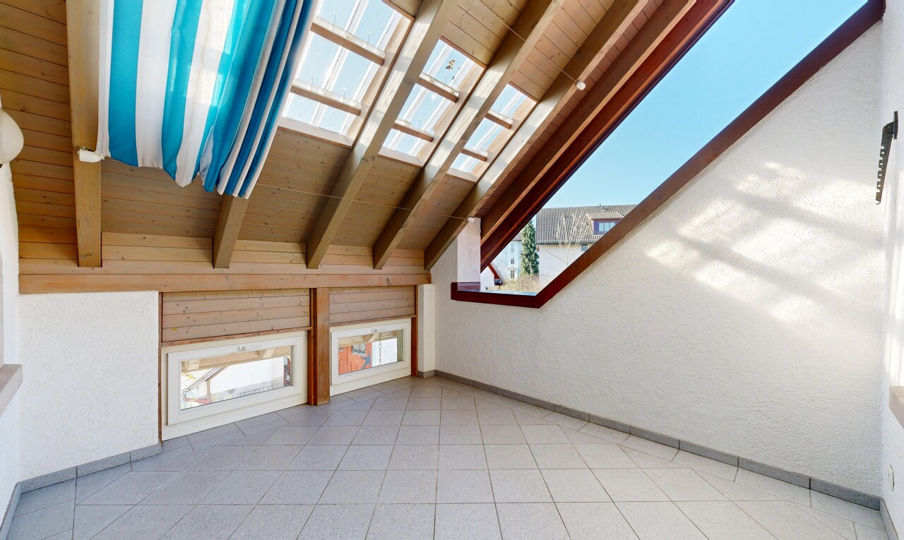pièce vide avec plafond à poutres, beamed ceiling, plinthes murales, baseboards wall, et lumière naturelle